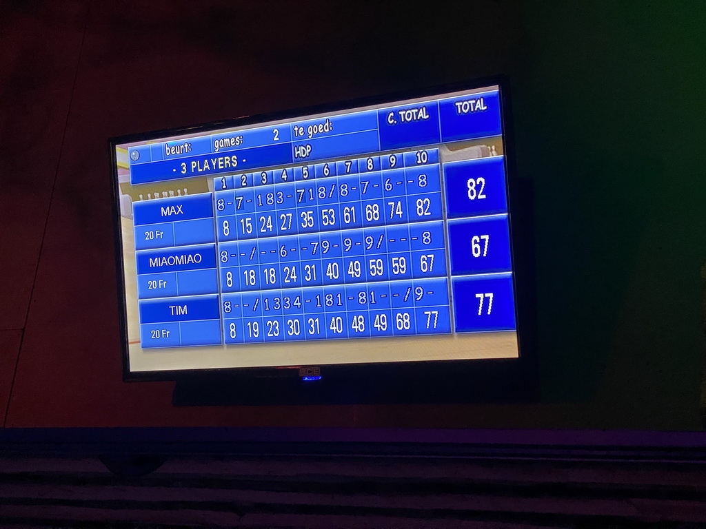 TV screen with the scores of the second round at the bowling alley at the Landal Miggelenberg holiday park