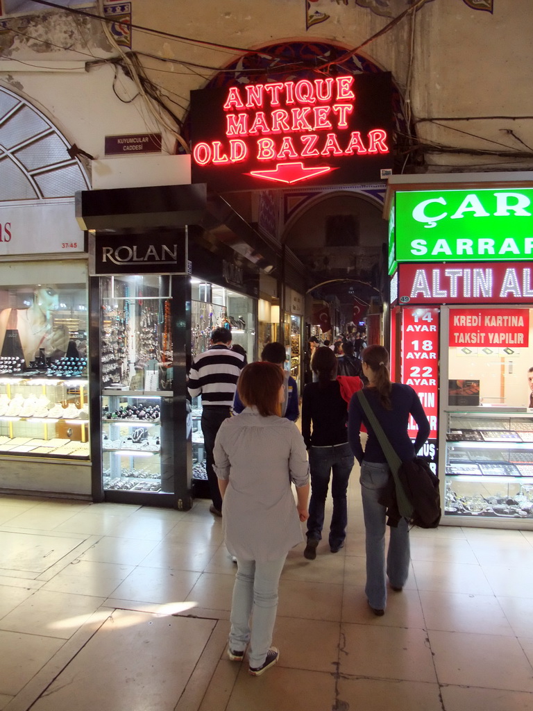 Miaomiao, Ana and Nardy at the entrance of the Old Bazaar, in the Grand Bazaar