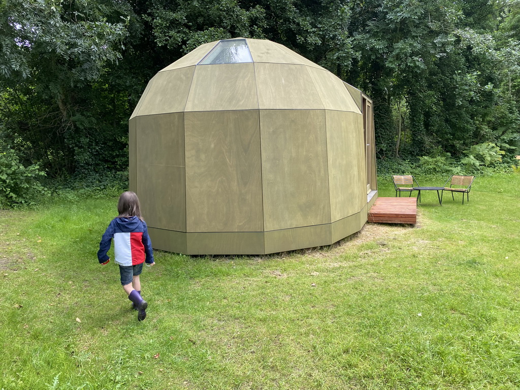 Max in front of the Primrose cabin at the Cabin Weide at the Zeeuwse Oase garden