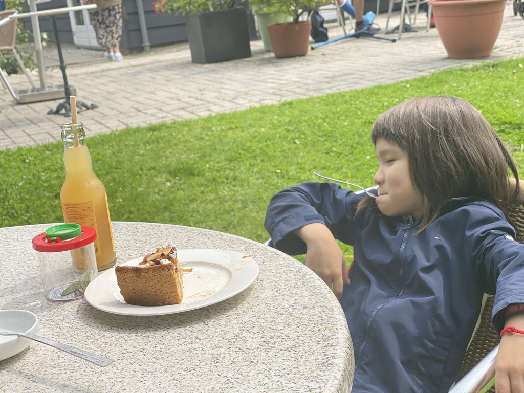 Max having cake at the terrace of the restaurant of the Zeeuwse Oase garden