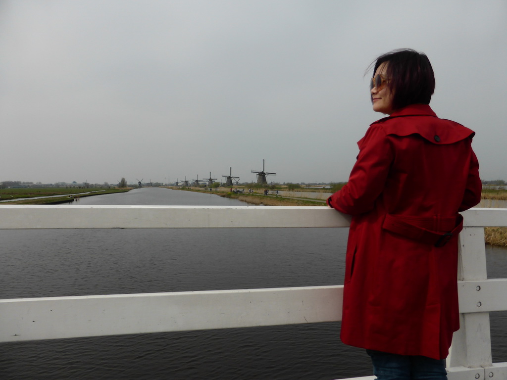 Miaomiao at the bridge on the southeast side, with a view on the Nederwaard and Overwaard windmills