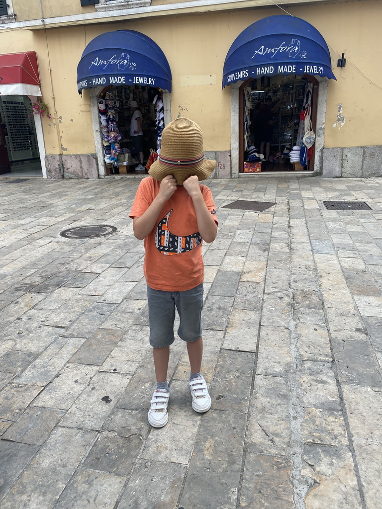 Max with a hat at the south side of the Square of the Arms