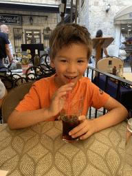 Max with a cola at the terrace of the Regina Del Gusto restaurant