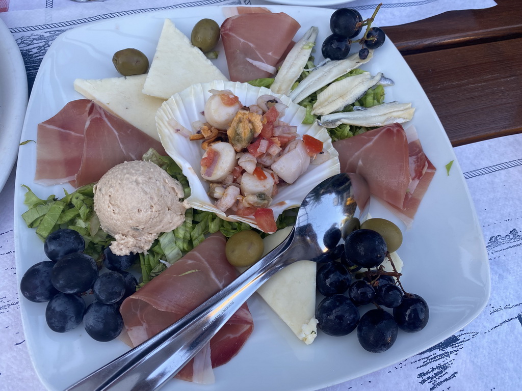 Salad on the terrace of the Restaurant Konavoka