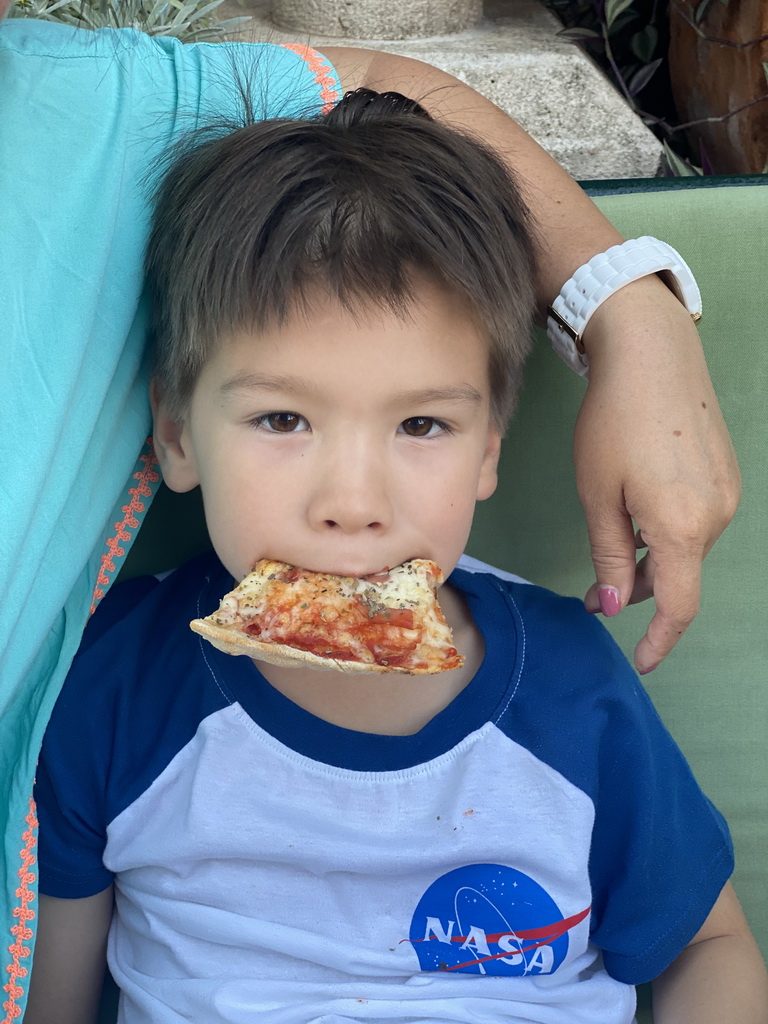 Max eating pizza on the terrace of the Restaurant Konavoka