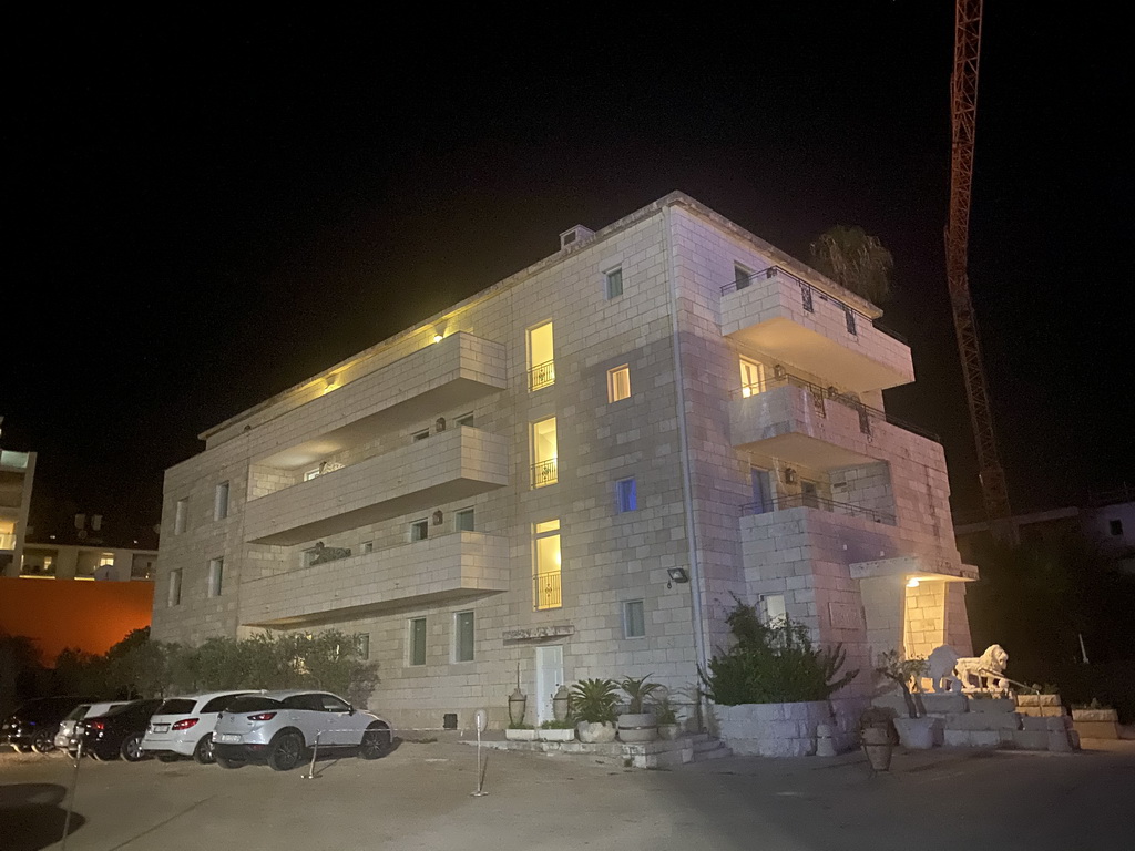 Front of the side building of the Grand Hotel Park, by night