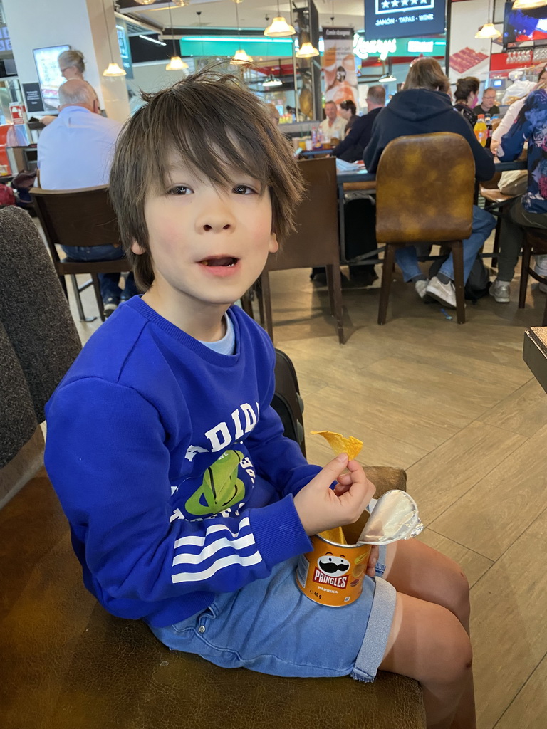 Max eating chips at the Gran Canaria Airport