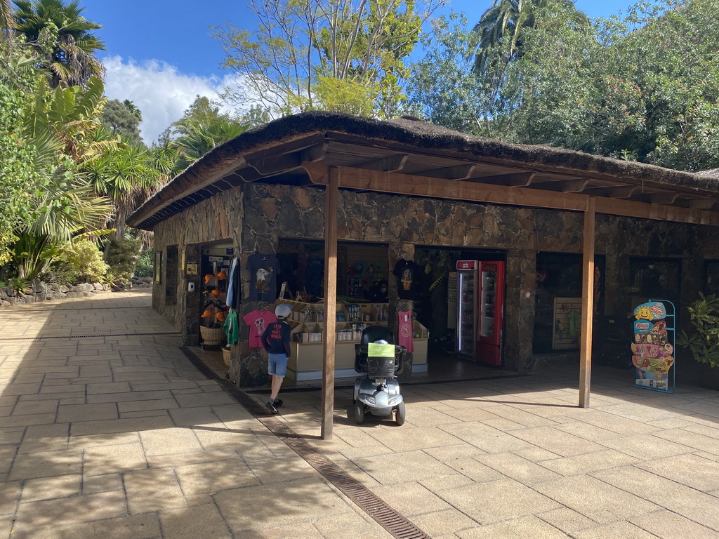 Max in front of the souvenir shop at the Palmitos Park