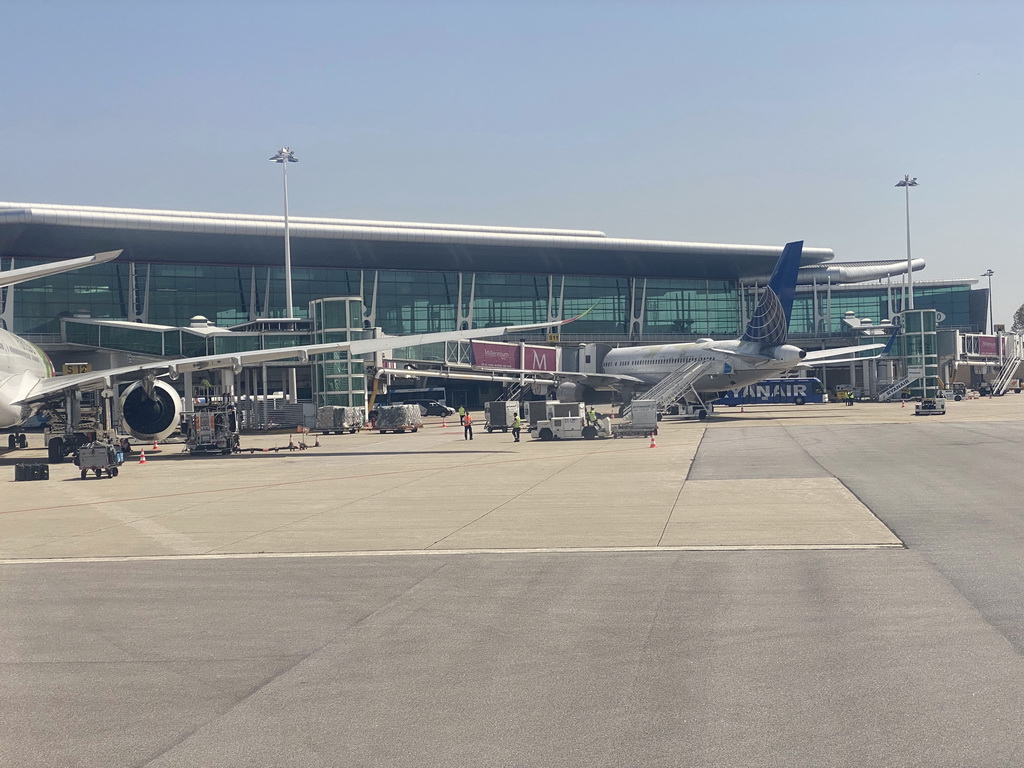 Airplanes at the Francisco Sá Carneiro Airport, viewed from the airplane