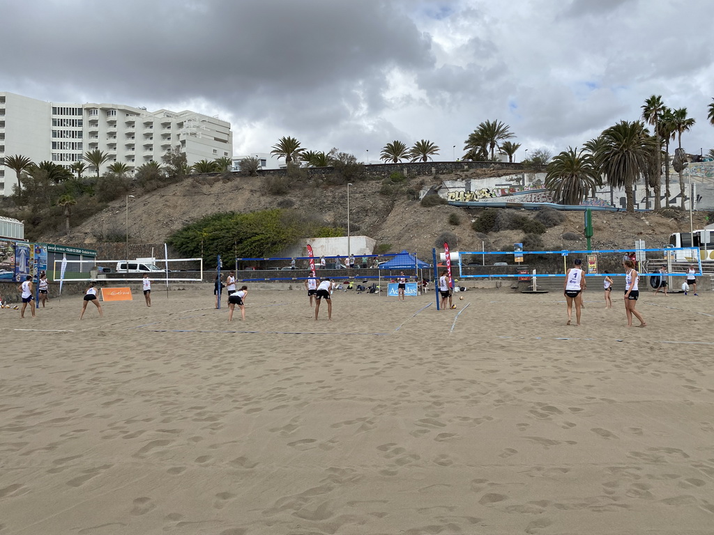 People playing beach volley at the Playa del Inglés beach