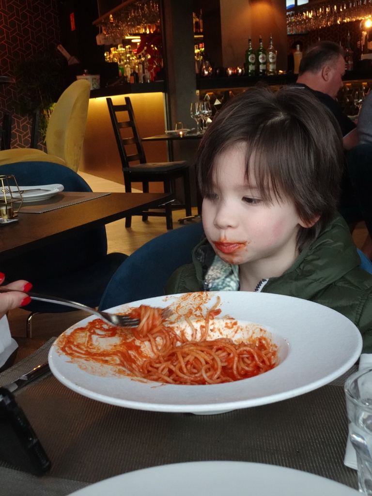 Max having dinner at the Maná 264 restaurant at the Yumbo Centrum shopping mall