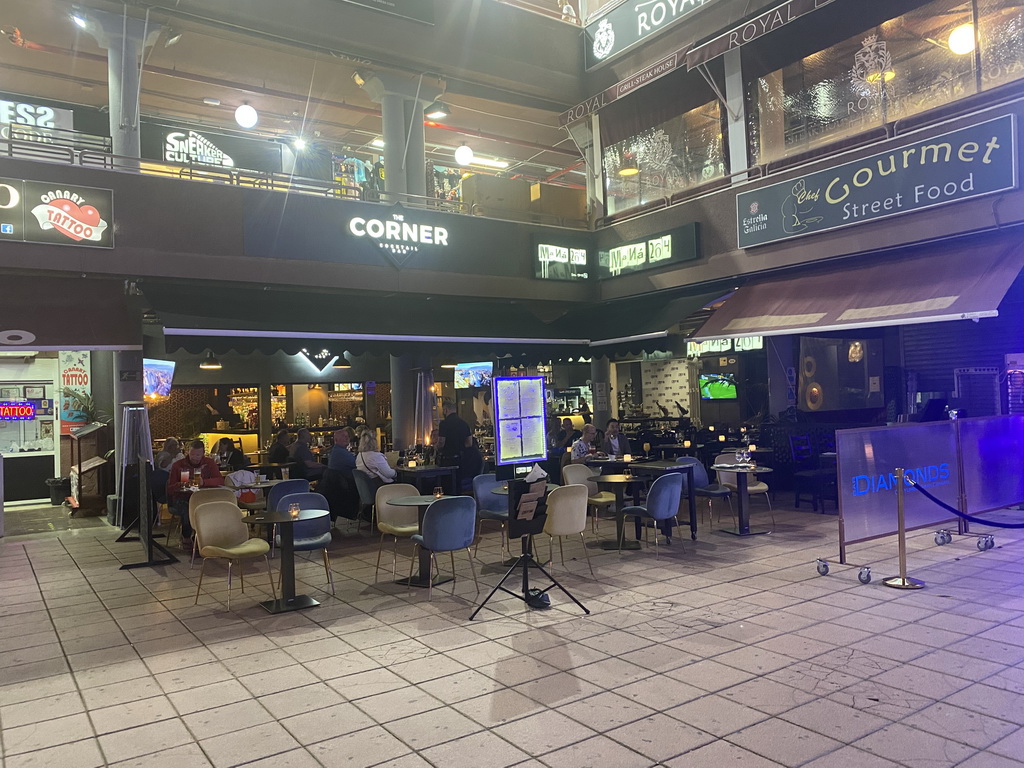 Front of the Maná 264 restaurant at the Yumbo Centrum shopping mall, by night