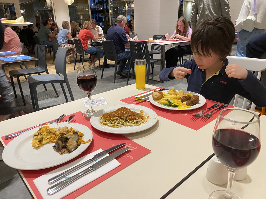 Max having dinner at the restaurant of the Abora Buenaventura by Lopesan hotel