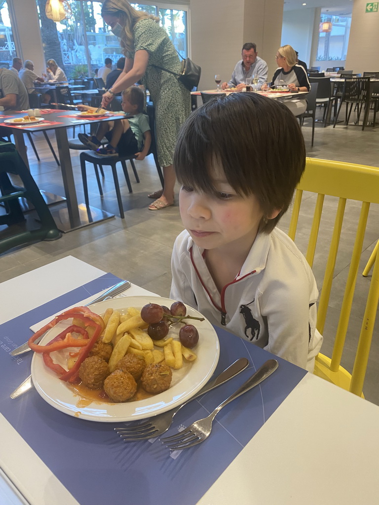 Max having dinner at the restaurant of the Abora Buenaventura by Lopesan hotel