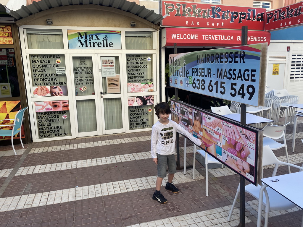 Max in front of the Max & Mirelle massage salon at the pedestrian street inbetween the Jardin del Sol hotel and the Hotel Riu Papayas