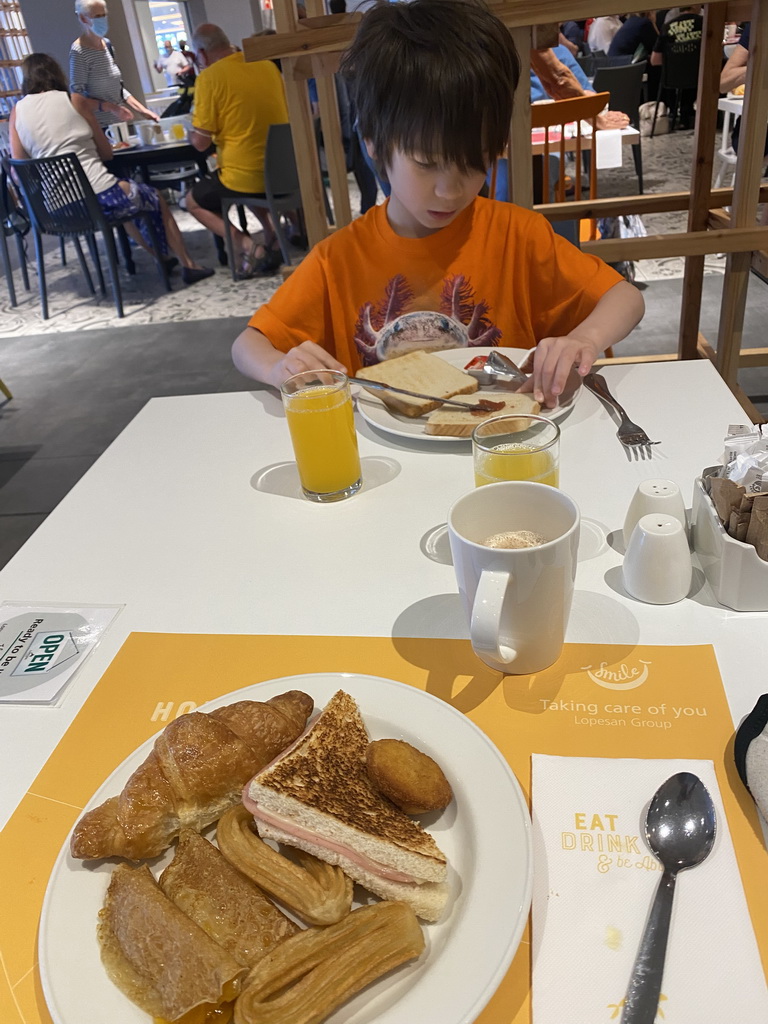 Max having breakfast at the restaurant of the Abora Buenaventura by Lopesan hotel