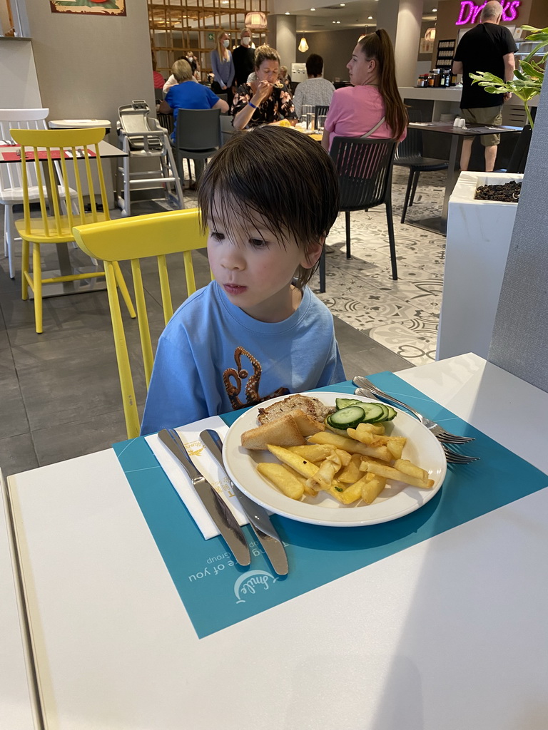 Max having dinner at the restaurant of the Abora Buenaventura by Lopesan hotel