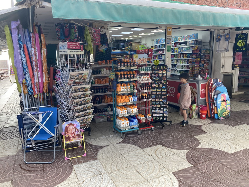 Max at a souvenir shop at the Anexo II shopping mall