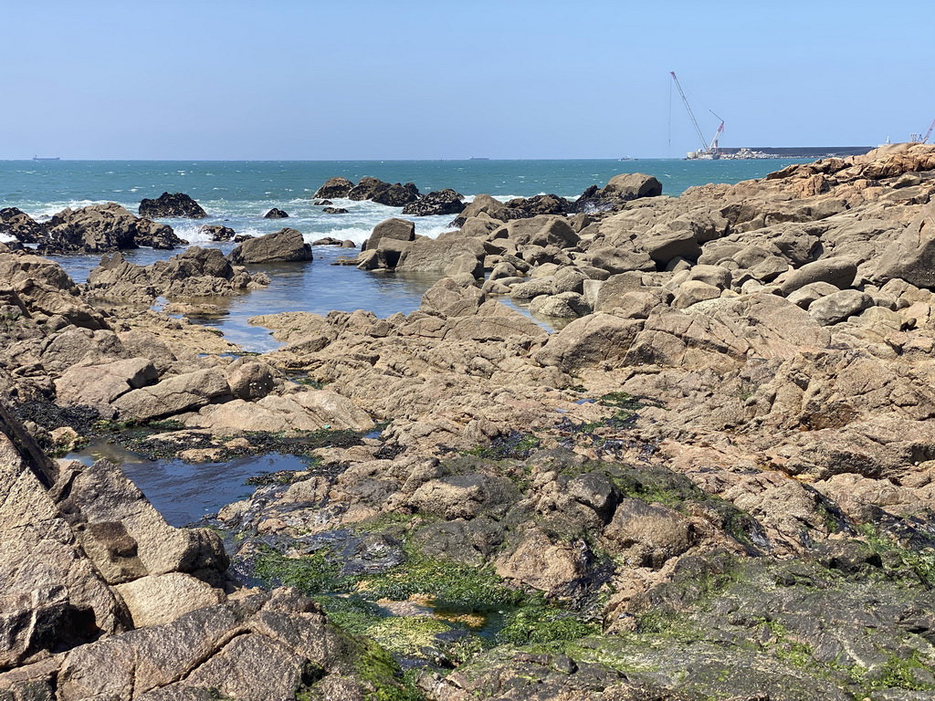 Rocks at the beach at the south side of the Castelo do Queijo castle