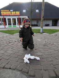 Max in front of Restaurant Smulrijk at the Evenementenplein square at the Dierenrijk zoo