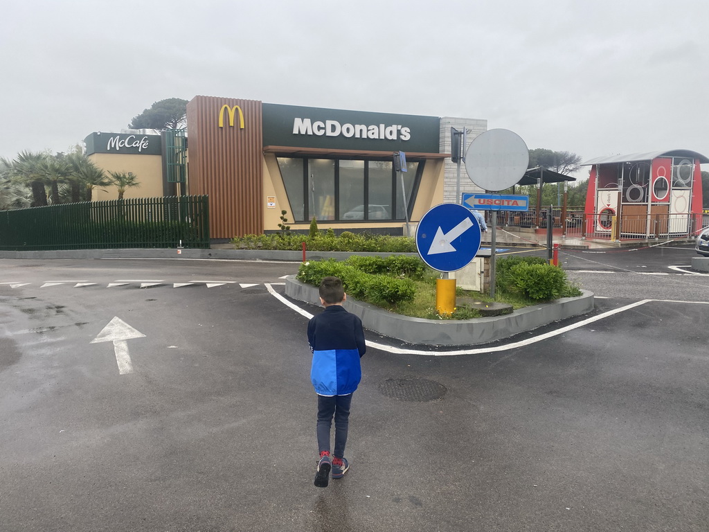 Max in front of the McDonald`s restaurant at the Doganella Nord service area