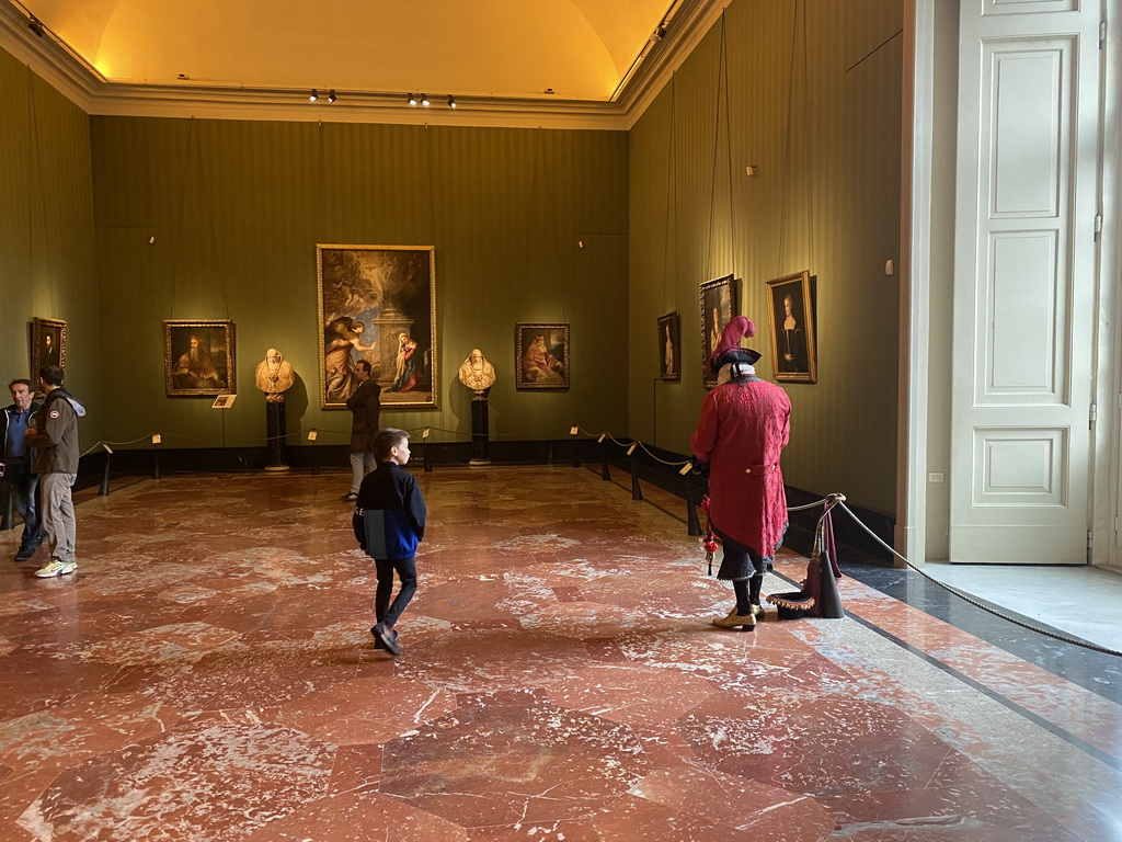 Max with an actor at the First Floor of the Museo di Capodimonte museum