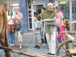 Person in medieval clothes and an ox at the Houtstraat street, during the Gebroeders van Limburg Festival