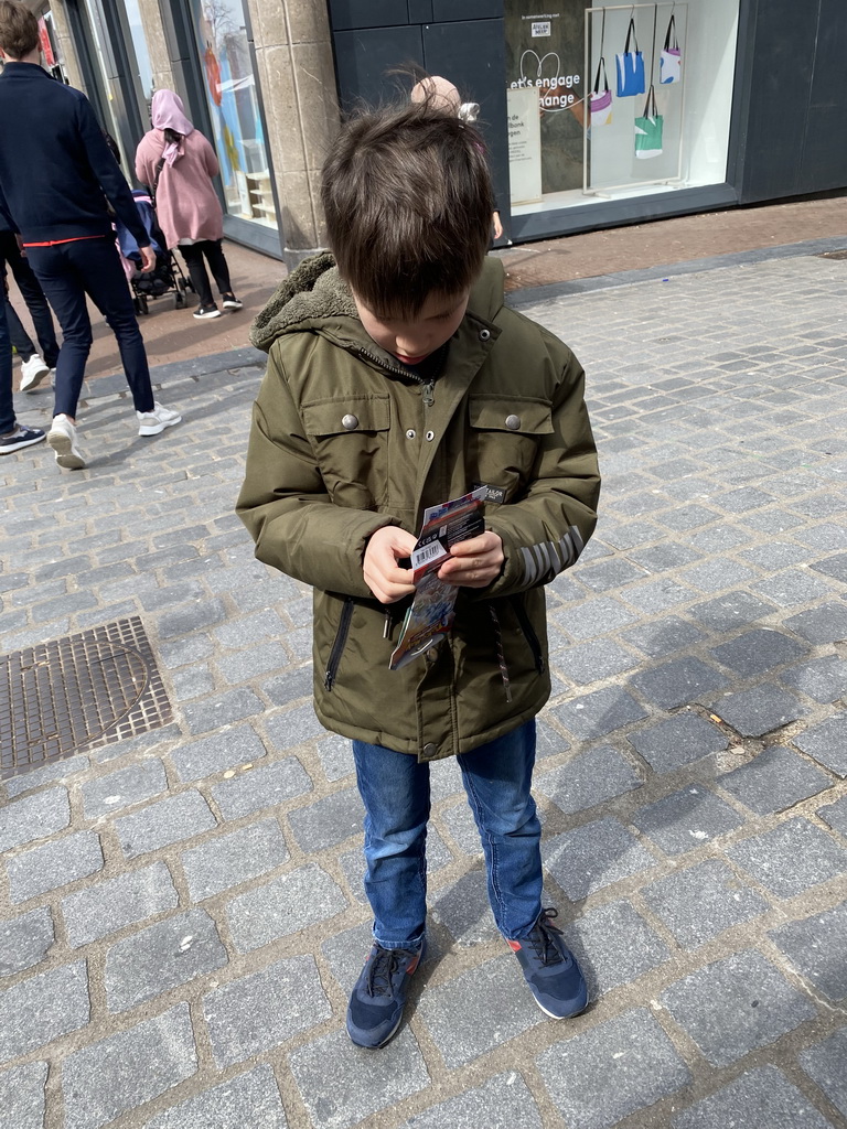 Max with Pokémon cards at the Burchtstraat street