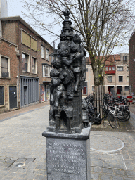 Statue `Al mot ik krupe` by Toon Heijmans at the Meester Hermanstraat street