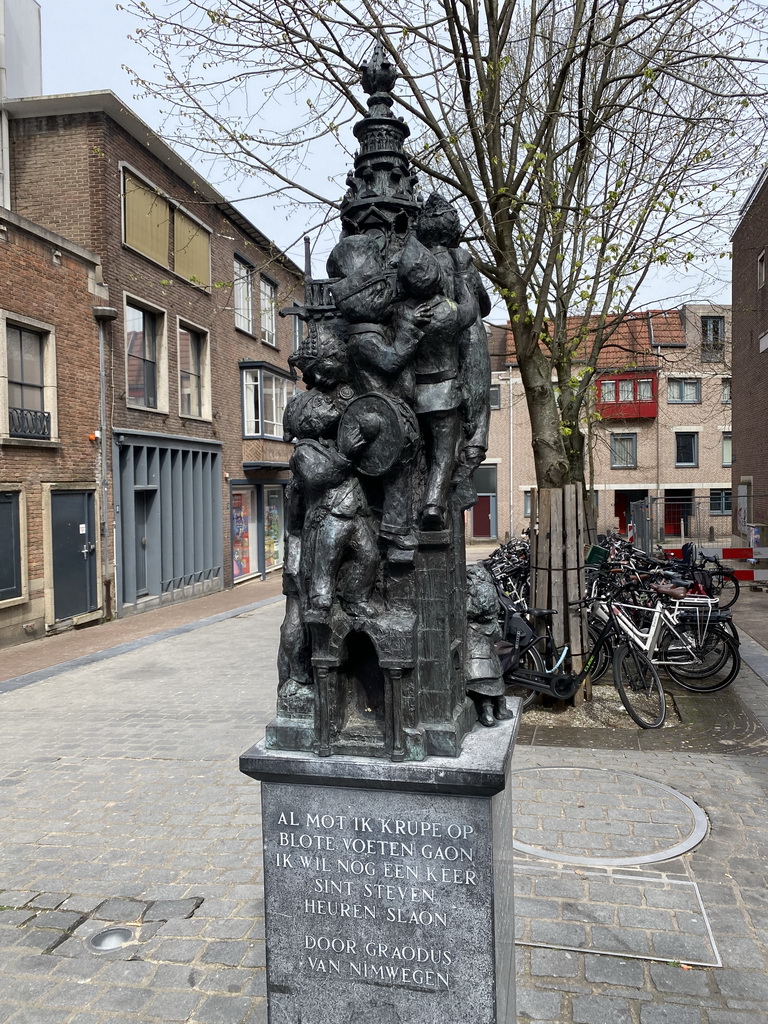 Statue `Al mot ik krupe` by Toon Heijmans at the Meester Hermanstraat street