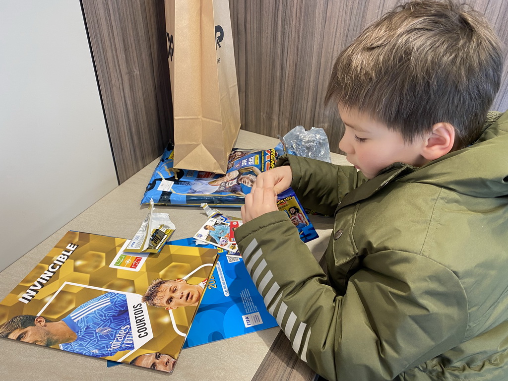 Max with football cards at the Frituur De Burcht restaurant at the Burchtstraat street