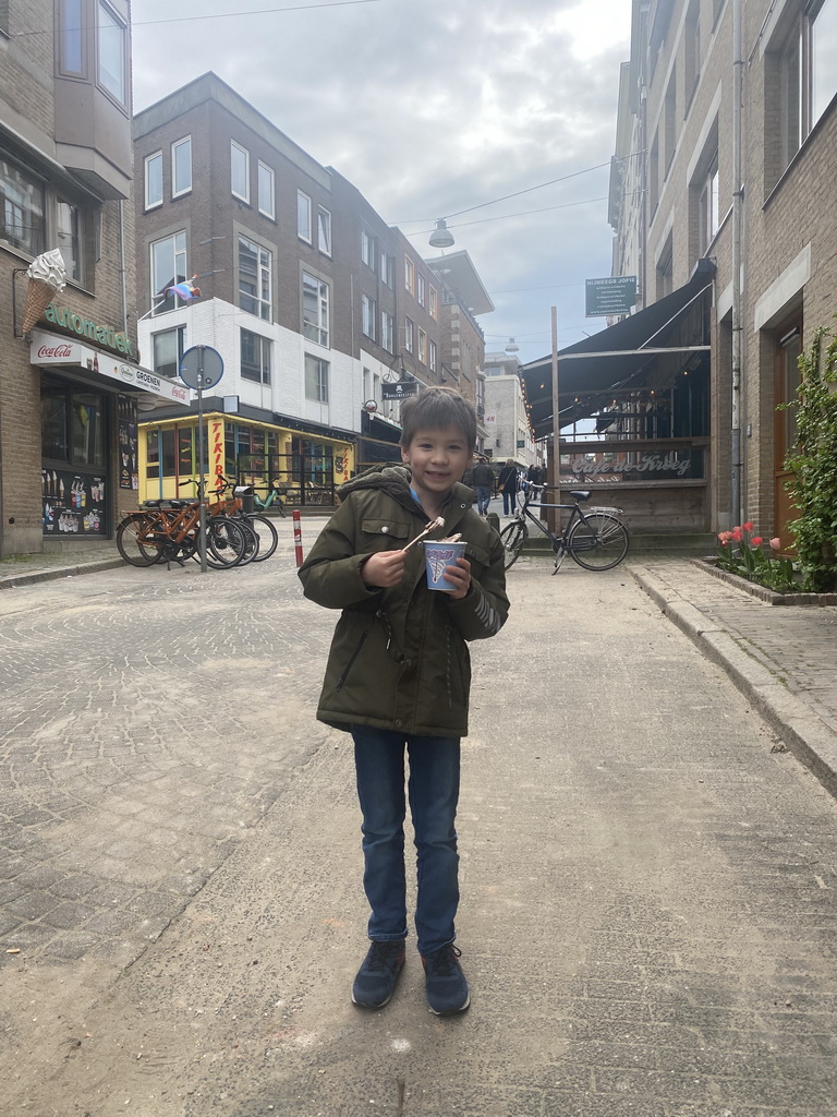 Max with ice cream at the Grotestraat street