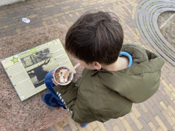 Max with an ice cream and information on the Liberation Route at the Waalkade street