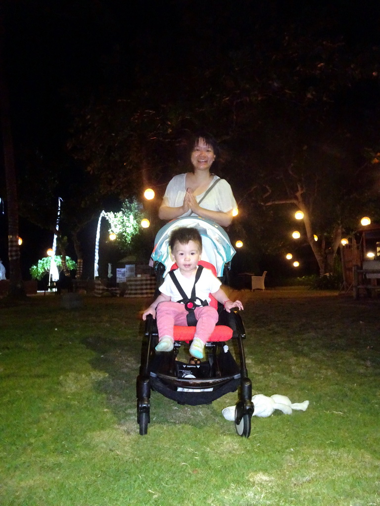 Miaomiao and Max at the beach of the Ayodya Resort Bali, by night