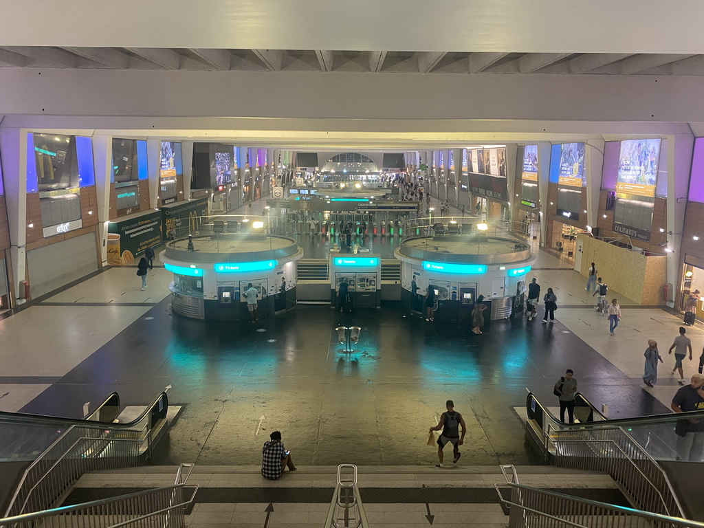 Interior of the La Défense railway station, viewed from the western staircase