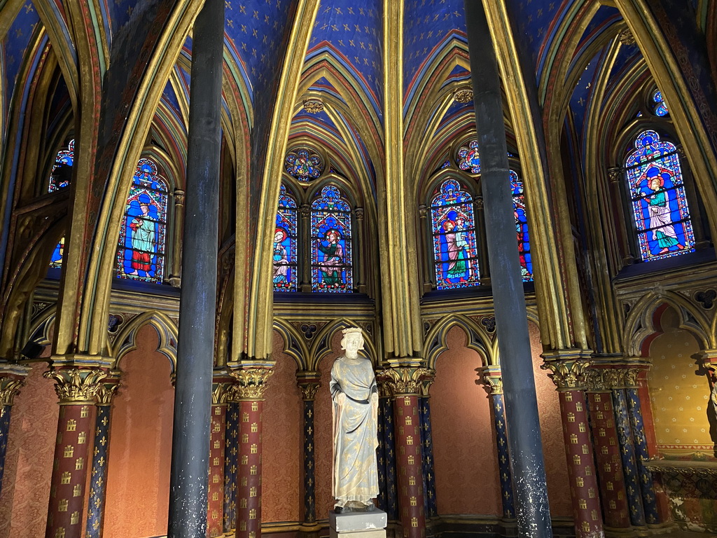 Apse of the Lower Chapel of the Sainte-Chapelle chapel with the statue of King Louis IX