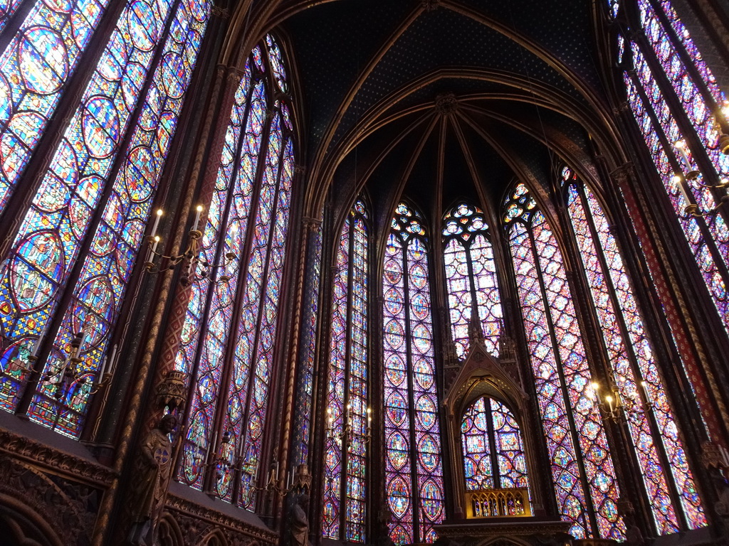 Nave, apse and altar of the Upper Chapel of the Sainte-Chapelle chapel