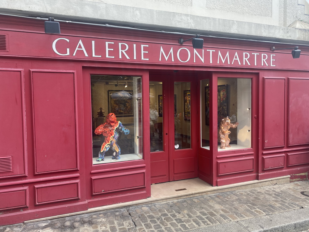 Front of the Galerie Montmartre gallery at the Place du Calvaire square