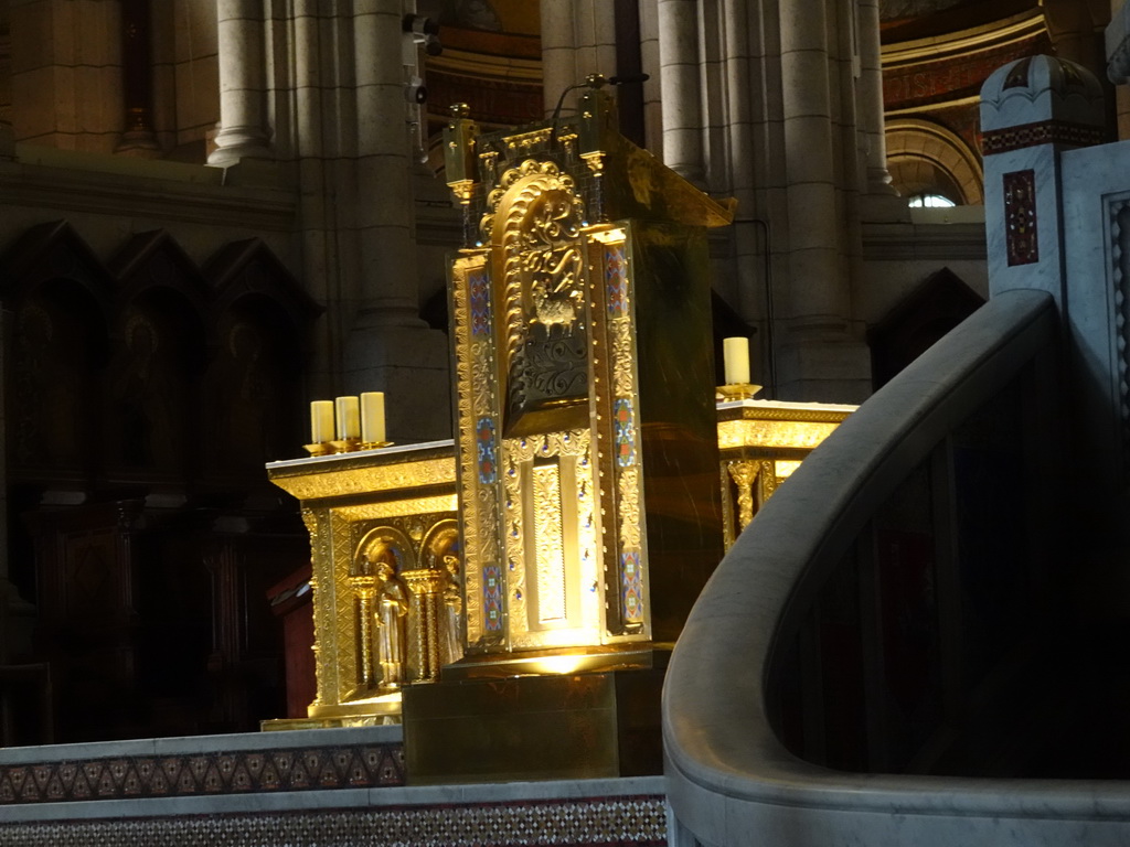 Altar at the apse of the Basilique du Sacré-Coeur church