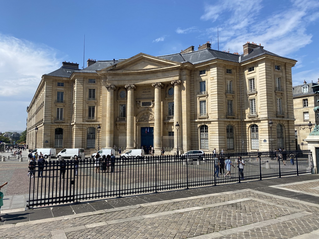 Front of the Sorbonne Artgallery at the Place du Panthéon square