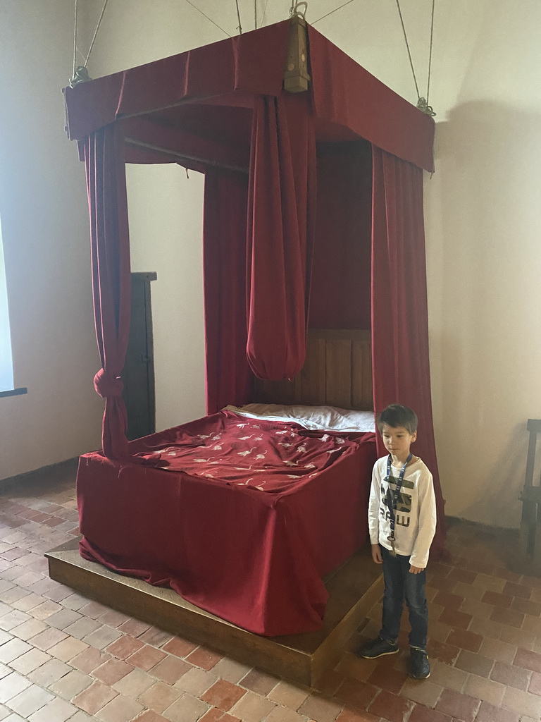 Max with a bed at the Large Chamber at the Middle Floor of Loevestein Castle