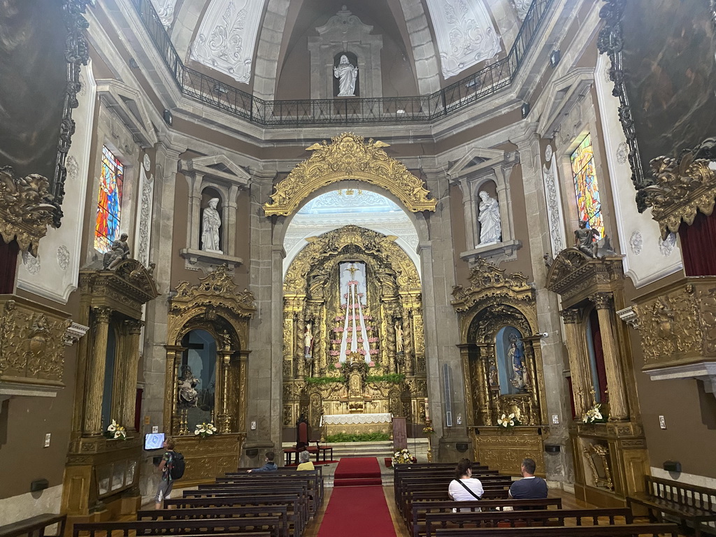 Nave and apse of the Igreja de Santo Ildefonso church