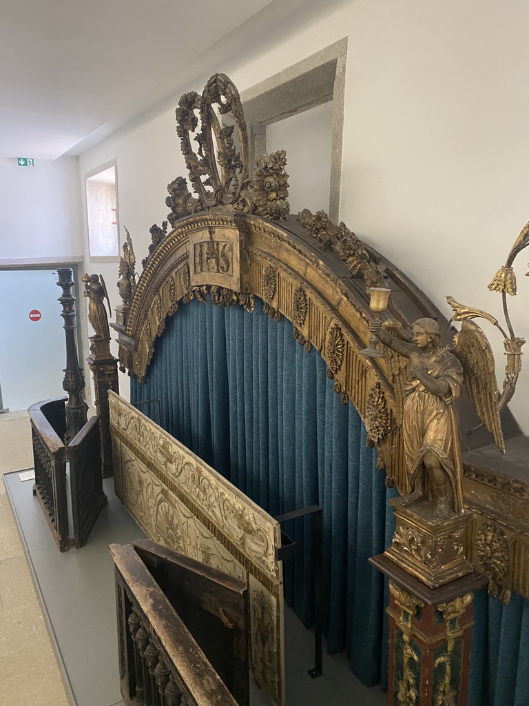 Arch and tapestry at the museum of the Igreja de Santo Ildefonso church