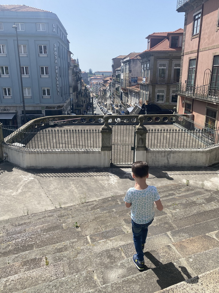 Max in front of the Igreja de Santo Ildefonso church at the Praça da Batalha square, with a view on the Rua de 31 de Janeiro street