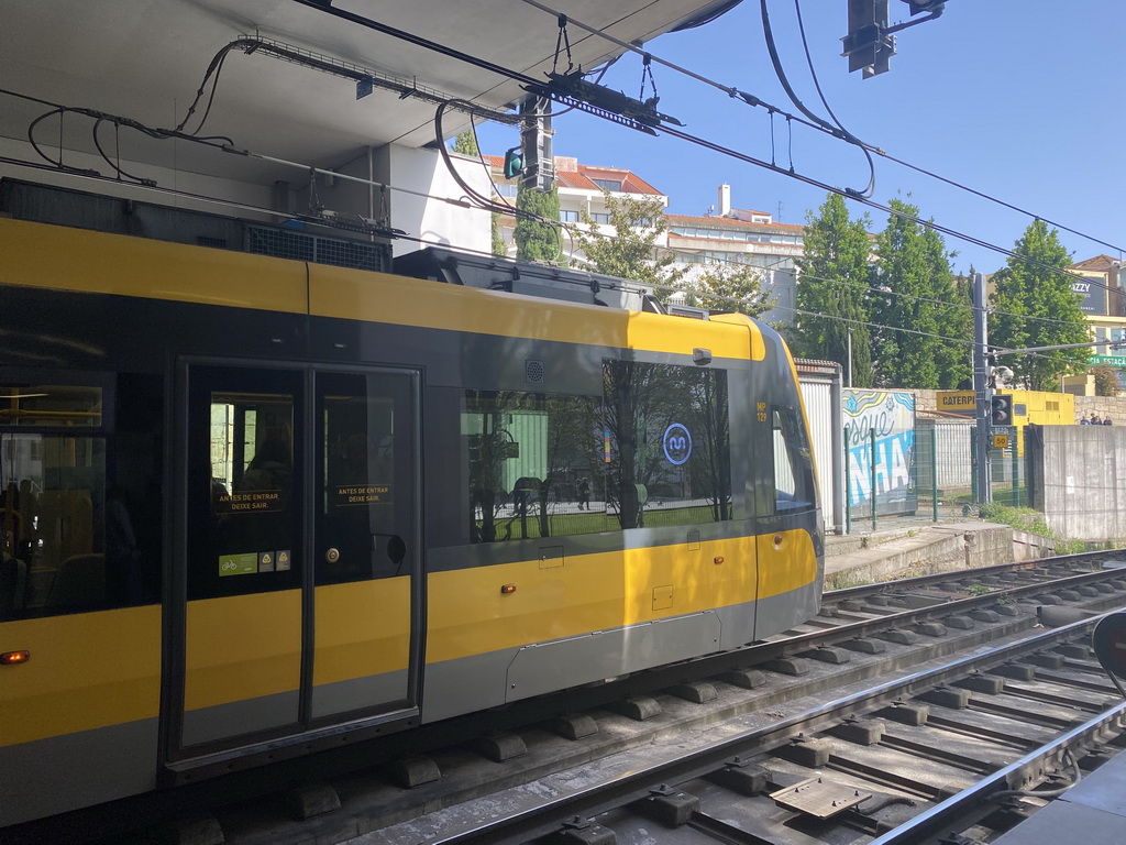 Train at the Trindade subway station