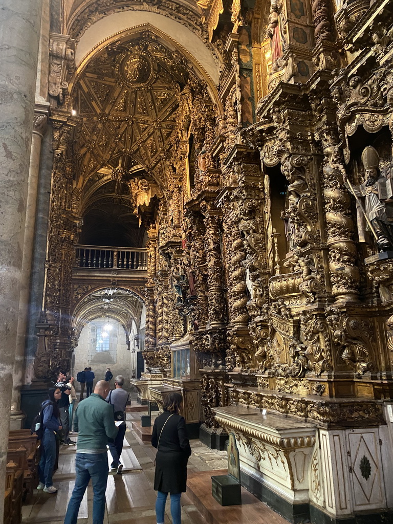 Aisle with the Tree of Jesse altarpiece at the Igreja Monumento de São Francisco church