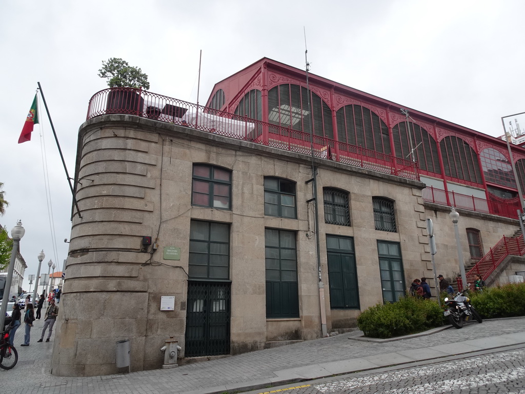 Southeast side of the Mercado Ferreira Borges market at the Rua de Mouzinho da Silveira street