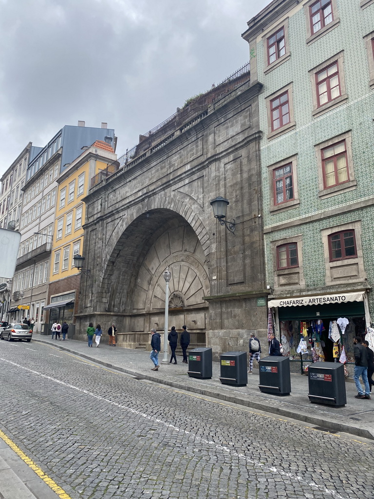 Fountain at the Rua de Mouzinho da Silveira street