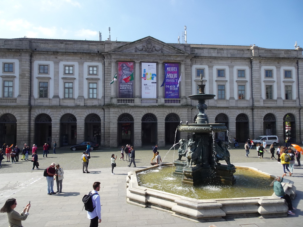 The Fonte dos Leões fountain in front of the Loja da Universidade do Porto building at the Praça de Gomes Teixeira square, viewed from the sightseeing bus