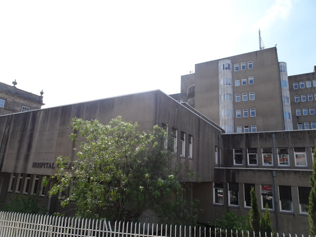 Northwest side of the Hospital Santo António at the Rua Dr. Tiago de Almeida street, viewed from the sightseeing bus